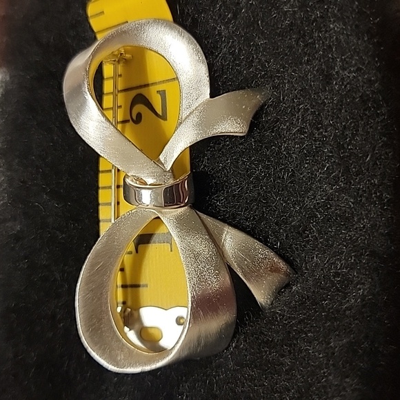 Silver Tone Large Christmas Ribbon Bow Metal Brooch Pin Holiday Vintage? Costume - Picture 8 of 16